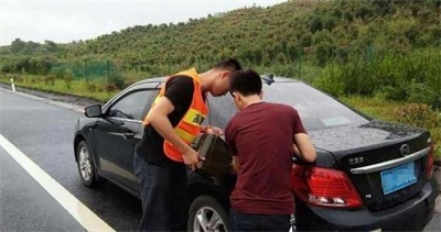 汽車(chē)送油送水